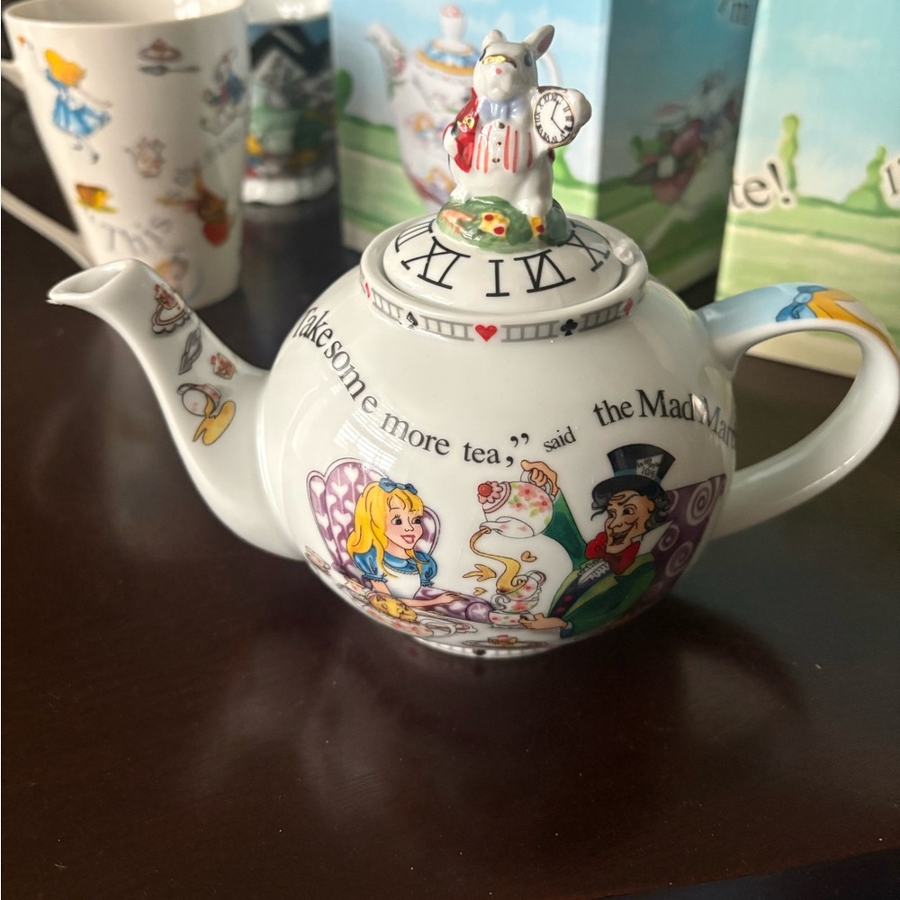 Alice in Wonderland's Cafe Tea pot in box